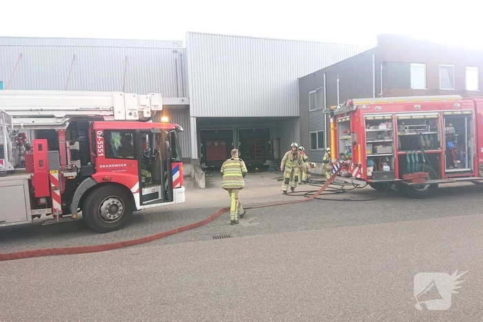 Bedrijfspand ontruimd door brand in laaddock