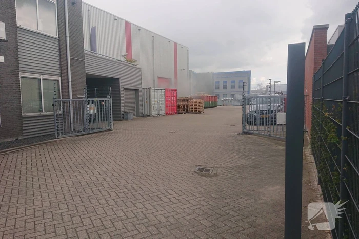 Bedrijfspand ontruimd door brand in laaddock