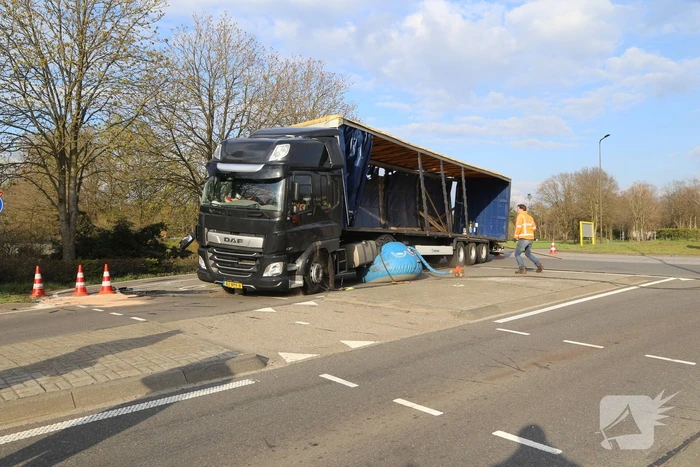 Vrachtwagen gekanteld op rotonde