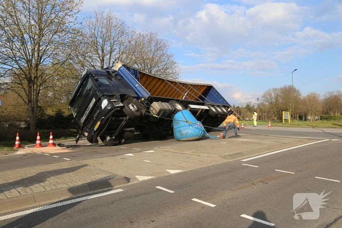 Vrachtwagen gekanteld op rotonde