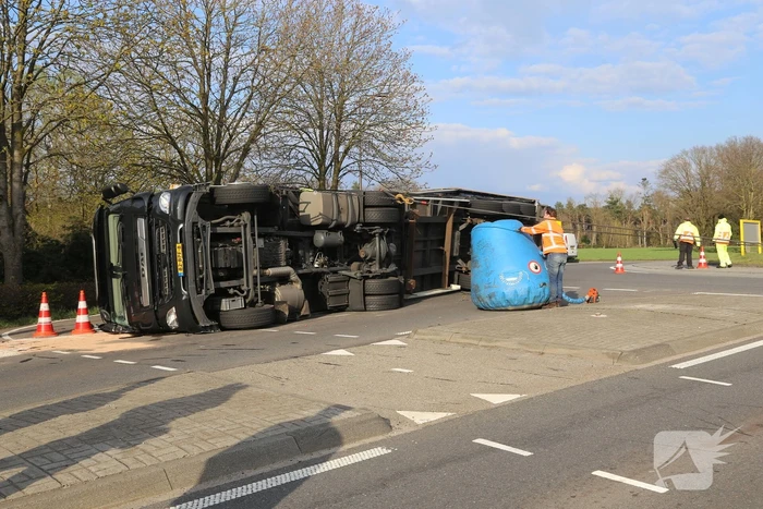Vrachtwagen gekanteld op rotonde