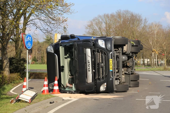 Vrachtwagen gekanteld op rotonde