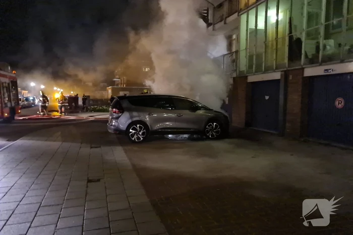 Auto gaat in vlammen op