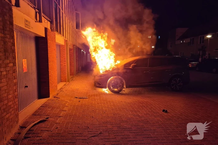 Auto gaat in vlammen op