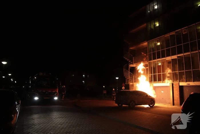 Auto gaat in vlammen op