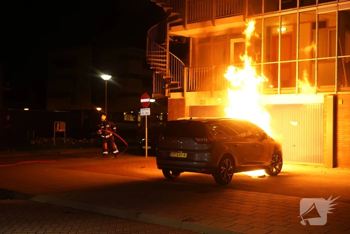 Auto gaat in vlammen op