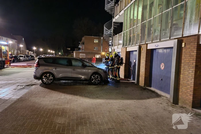 Auto gaat in vlammen op