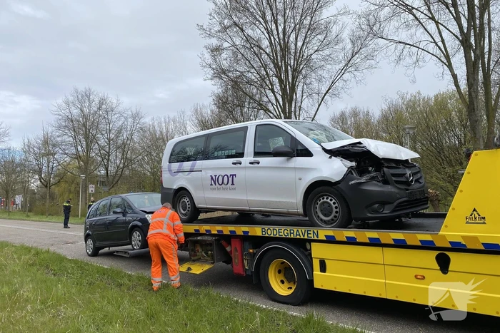 Taxibus met kinderen betrokken bij ongeluk