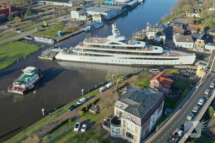 Klimaatzuinig megajacht manoeuvreert door de wateren