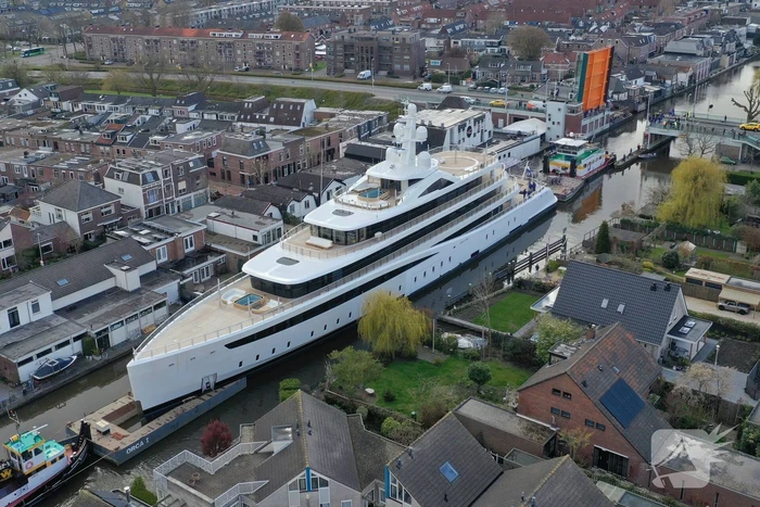 Klimaatzuinig megajacht manoeuvreert door de wateren