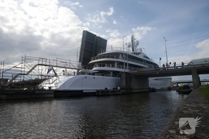 Klimaatzuinig megajacht manoeuvreert door de wateren