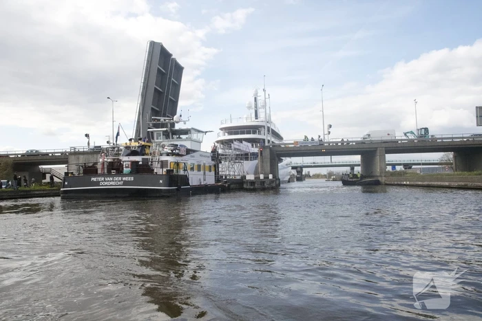 Klimaatzuinig megajacht manoeuvreert door de wateren