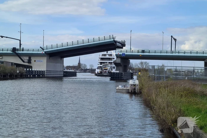 Klimaatzuinig megajacht manoeuvreert door de wateren