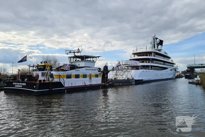 Klimaatzuinig megajacht manoeuvreert door de wateren