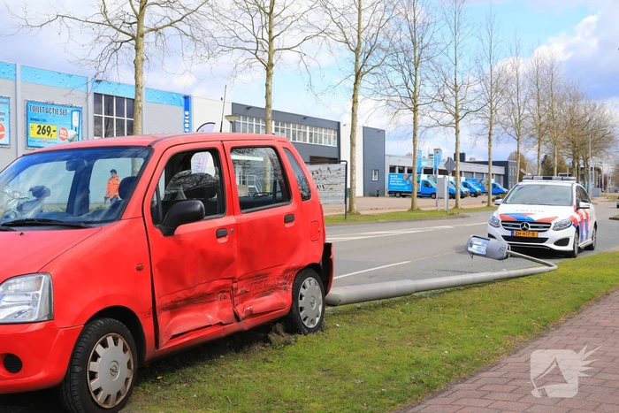 Auto knalt op lantaarnpaal na verkeersongeval