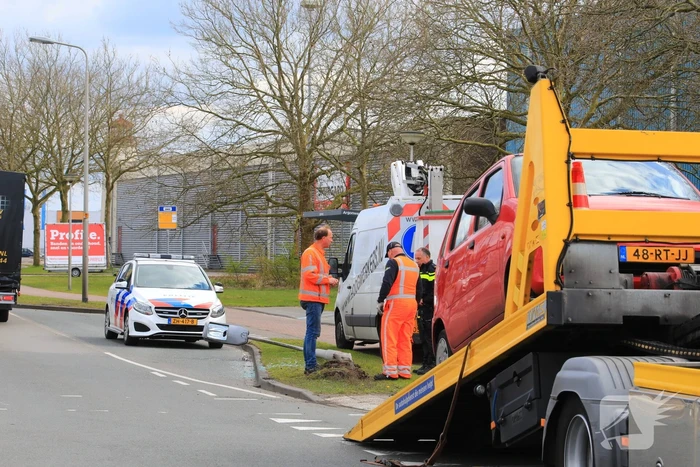 Auto knalt op lantaarnpaal na verkeersongeval
