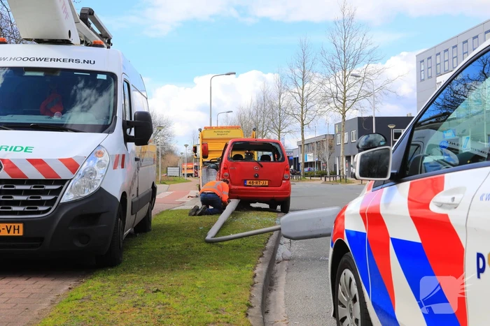 Auto knalt op lantaarnpaal na verkeersongeval