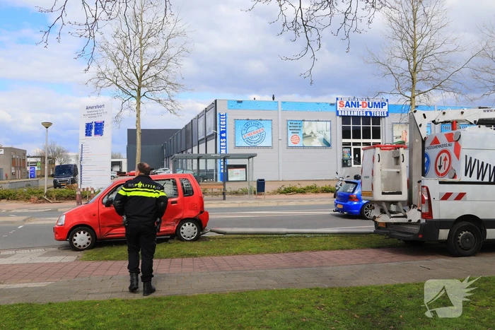 Auto knalt op lantaarnpaal na verkeersongeval