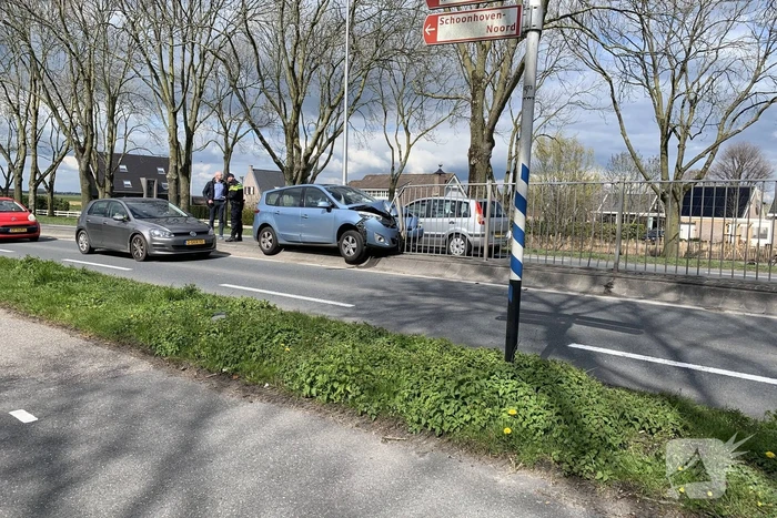 Automobilist boort zich in hekwerk vluchtheuvel