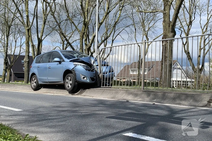 Automobilist boort zich in hekwerk vluchtheuvel