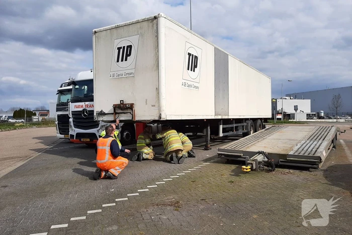 Oplegger van vrachtwagen afgesleept