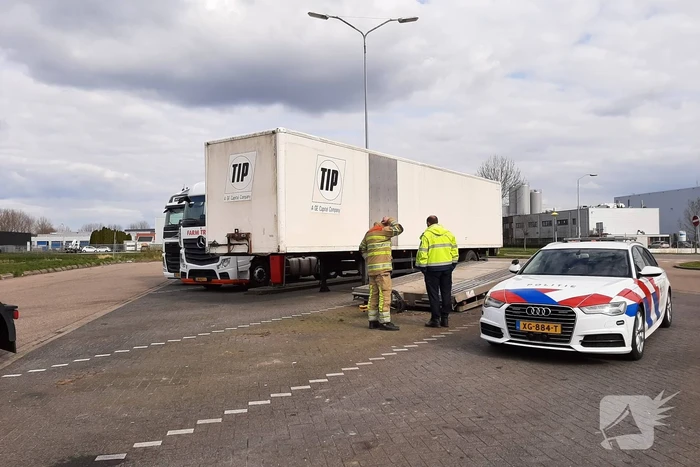 Oplegger van vrachtwagen afgesleept
