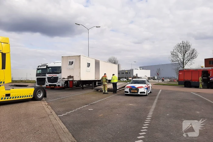 Oplegger van vrachtwagen afgesleept