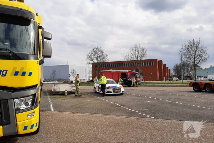 Oplegger van vrachtwagen afgesleept