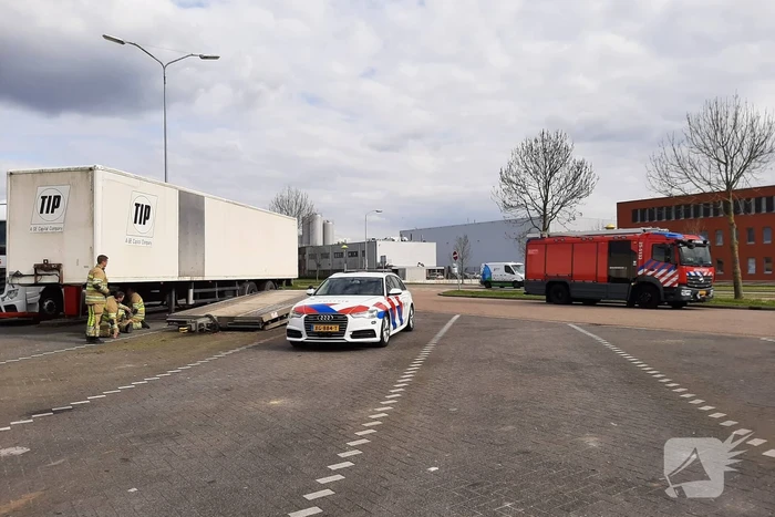 Oplegger van vrachtwagen afgesleept