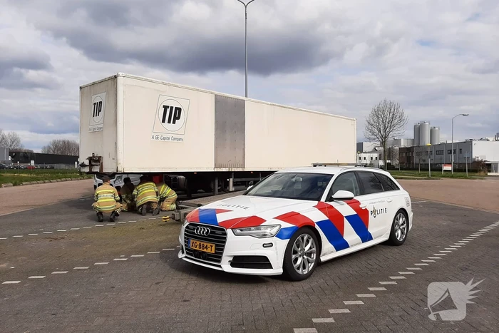 Oplegger van vrachtwagen afgesleept