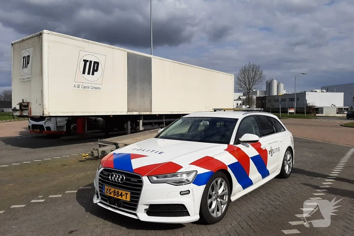 Oplegger van vrachtwagen afgesleept