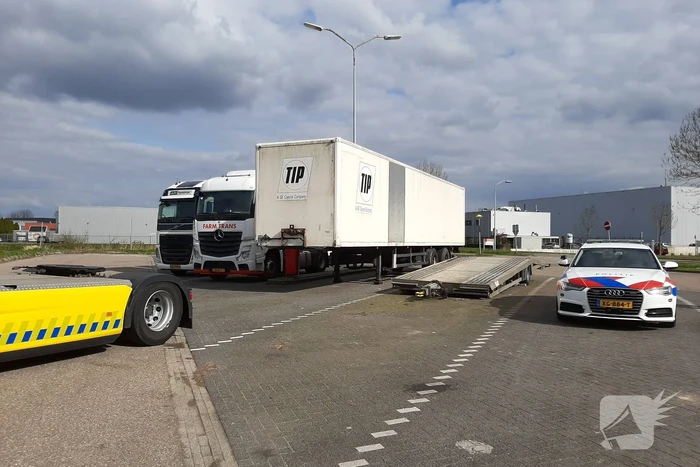 Oplegger van vrachtwagen afgesleept