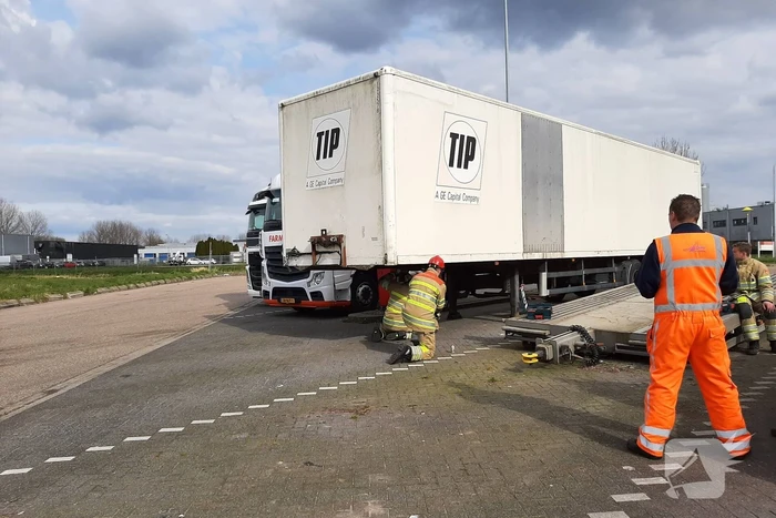 Oplegger van vrachtwagen afgesleept
