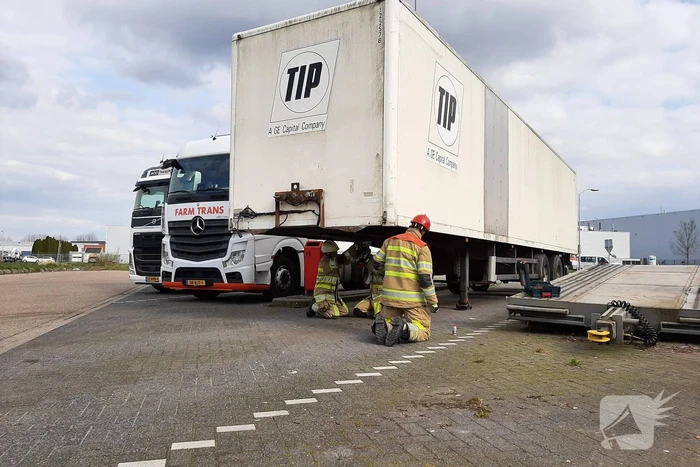Oplegger van vrachtwagen afgesleept