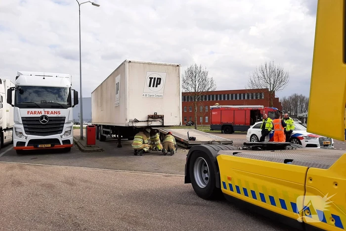 Oplegger van vrachtwagen afgesleept