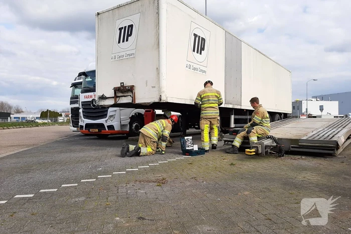 Oplegger van vrachtwagen afgesleept
