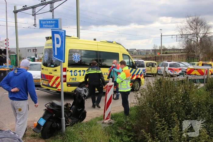 Scooterrijder gewond bij botsing met afslaande auto