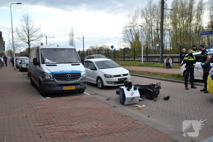 Botsing tussen maaltijdbezorger en personenauto
