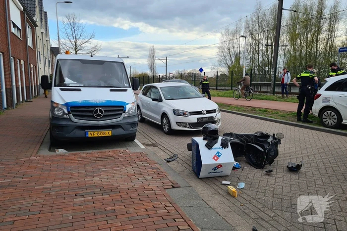Botsing tussen maaltijdbezorger en personenauto