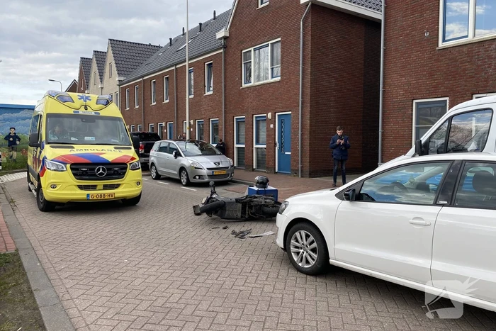 Botsing tussen maaltijdbezorger en personenauto