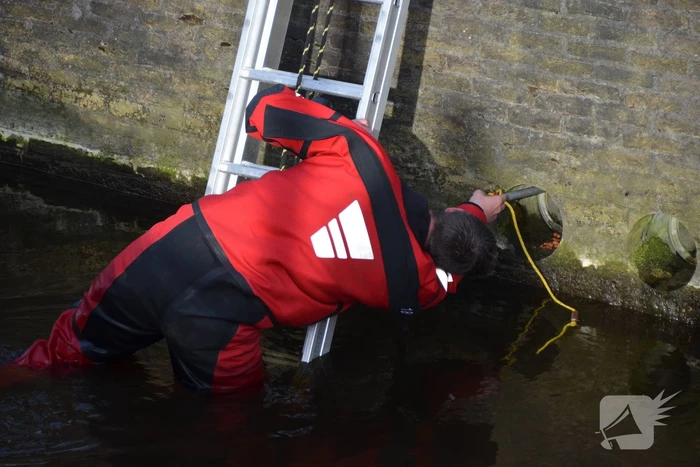Brandweer doet reddingsactie voor kat in riool