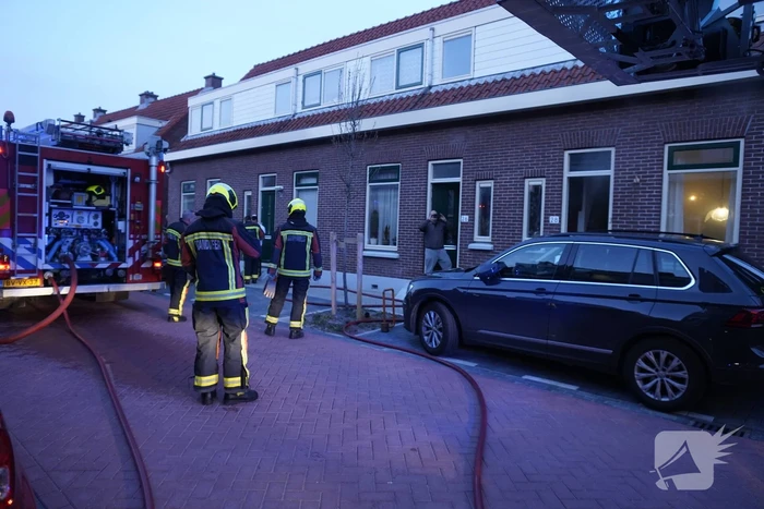 Slapende bewoner uit woning vol met rook gered