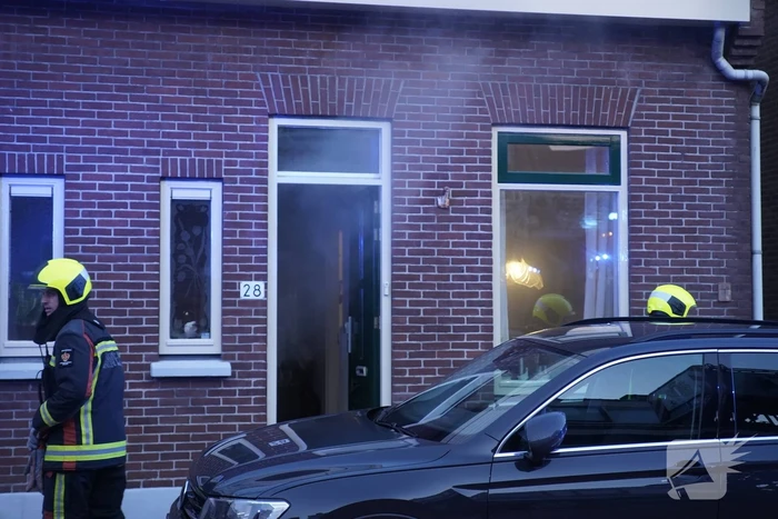Slapende bewoner uit woning vol met rook gered