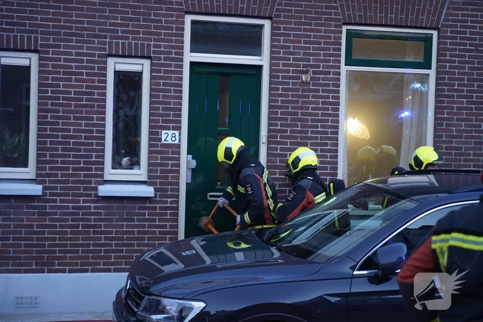 Slapende bewoner uit woning vol met rook gered