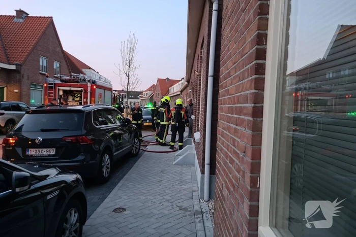 Slapende bewoner uit woning vol met rook gered