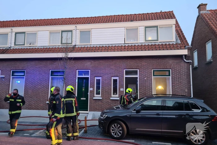Slapende bewoner uit woning vol met rook gered