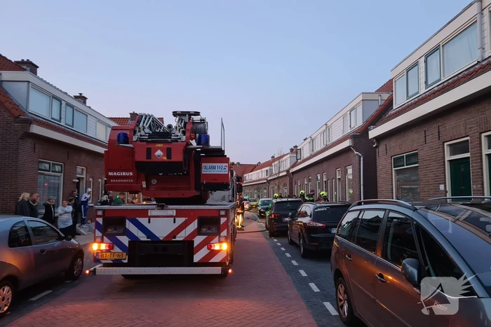 Slapende bewoner uit woning vol met rook gered