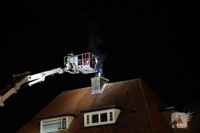 Veel rook door schoorsteenbrand