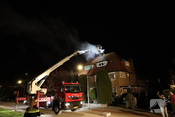 Veel rook door schoorsteenbrand