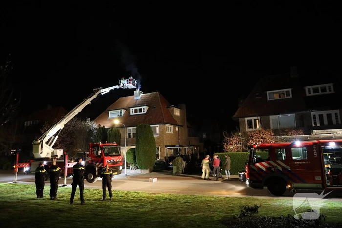 Veel rook door schoorsteenbrand